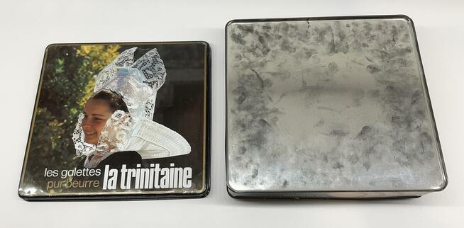 Stara francuska puszka po ciastkach La Trinitaine