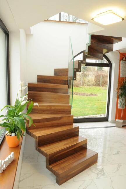 Obróbka CNC drewna, 5-osi, schody drewniane na CNC