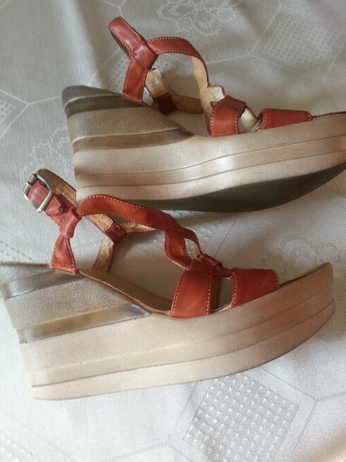 sandały na platformie