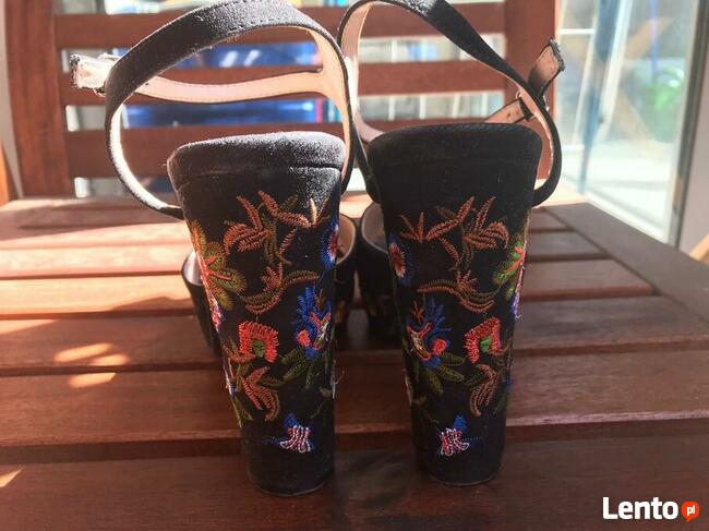 Haftowane sandałki na wysokim obcasie 39