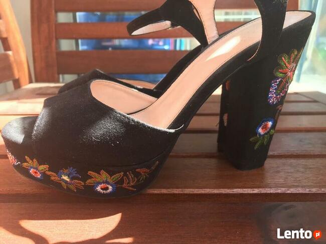 Haftowane sandałki na wysokim obcasie 39