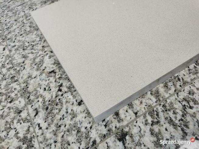 Konglomerat kwarcowy BIANCO 30x30x2 poler