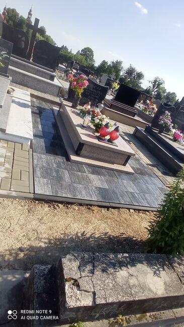 Układanie kostki przy nagrobkach