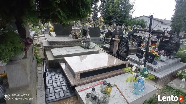 Układanie kostki przy nagrobkach
