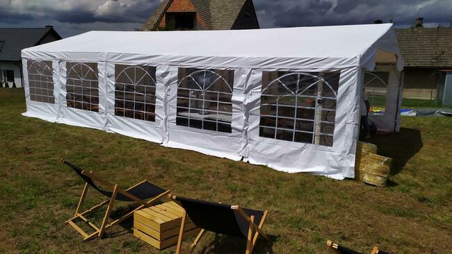 Słupki odgradzające czerwony dywan parasole namioty