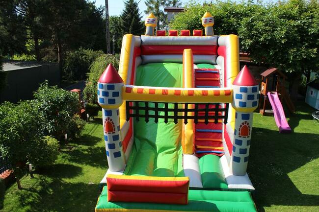 Słupki odgradzające czerwony dywan parasole namioty