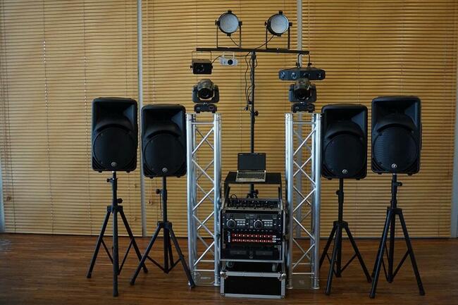 Słupki odgradzające czerwony dywan parasole namioty