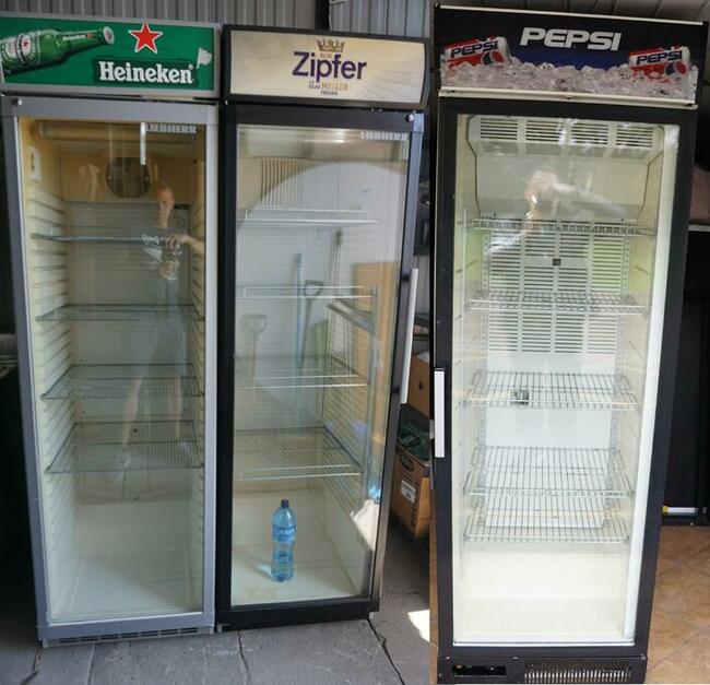 Słupki odgradzające czerwony dywan parasole namioty