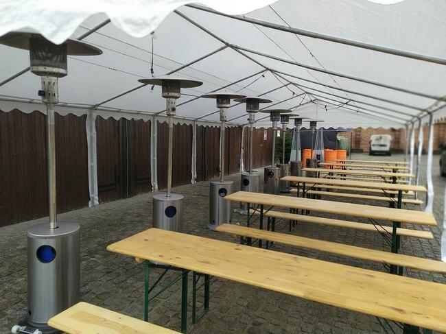 Słupki odgradzające czerwony dywan parasole namioty