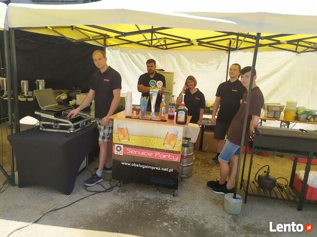 Słupki odgradzające czerwony dywan parasole namioty