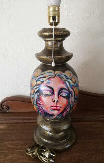 lampa drewniana, ręcznie malowana, kobieta, twarz