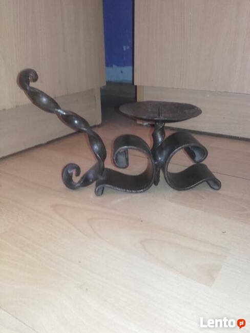 Świecznik kuty młotem