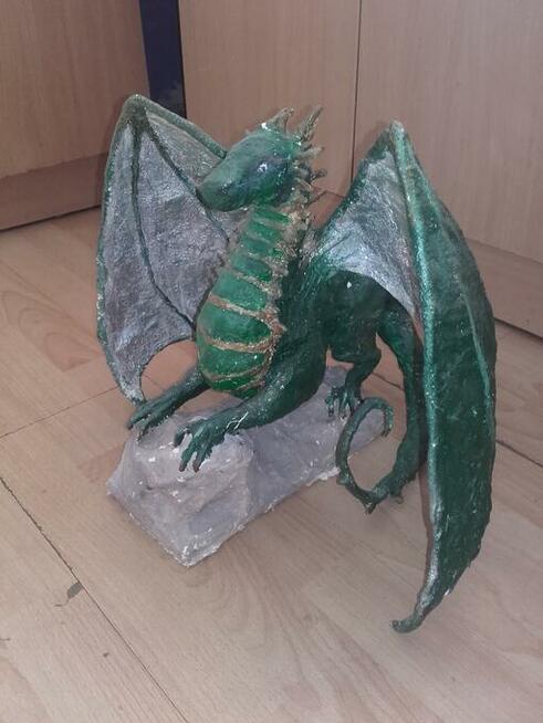 Smoczyca z gipsu