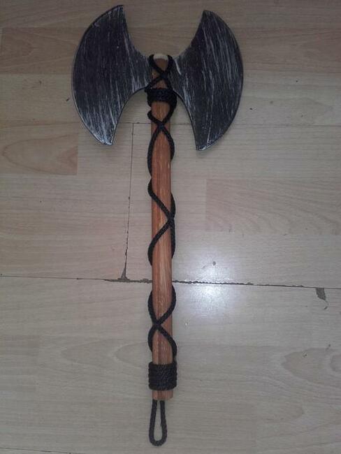 Łuk i topór drewniane