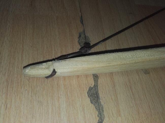 Łuk i topór drewniane