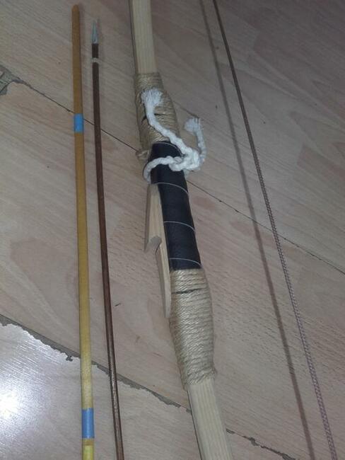 Łuk i topór drewniane