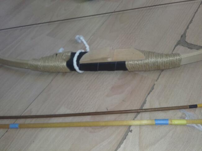 Łuk i topór drewniane