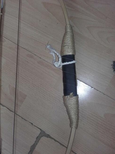 Łuk i topór drewniane