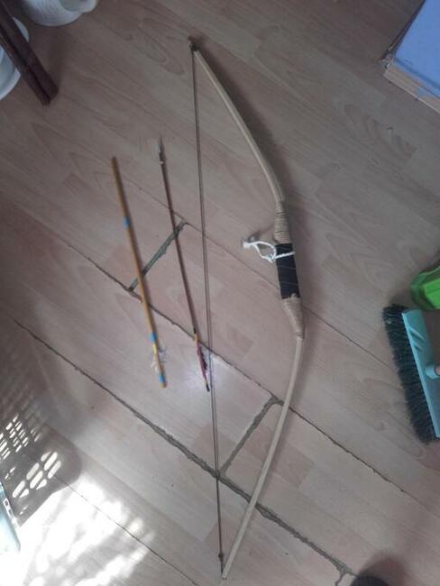 Łuk i topór drewniane