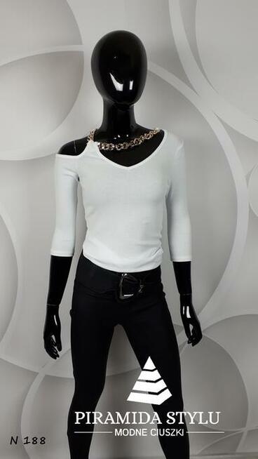 Bluzka prążek z wycięciem i łańcuszkiem Kolor czarny i biały