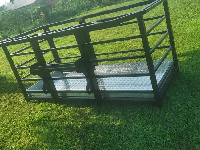 Kosz narzędziowy, prosty – podest do ładowarki lub koparki