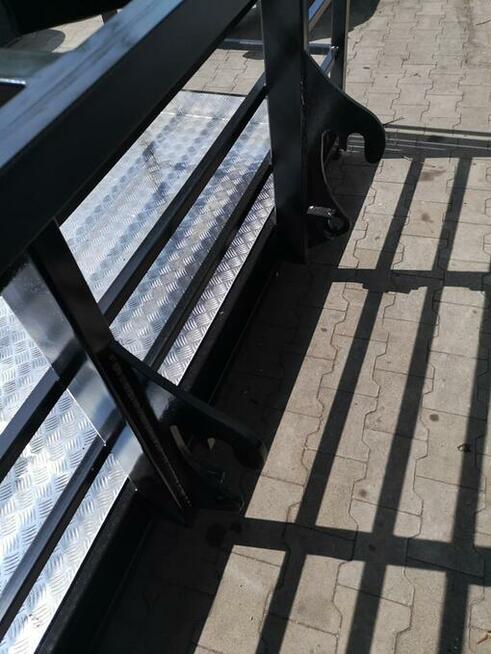 Kosz narzędziowy, prosty – podest do ładowarki lub koparki