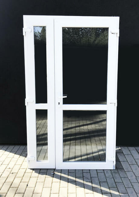 nowe PCV drzwi 150x210 w kolorze białym, długa szyba panel