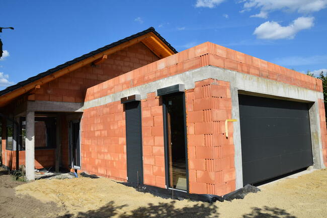 Nowoczesny parterowy dom pod lasem,