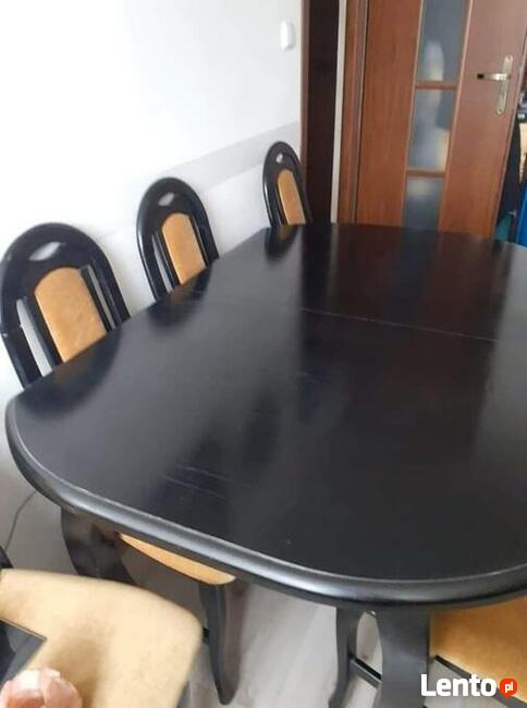 Stół z krzesłami