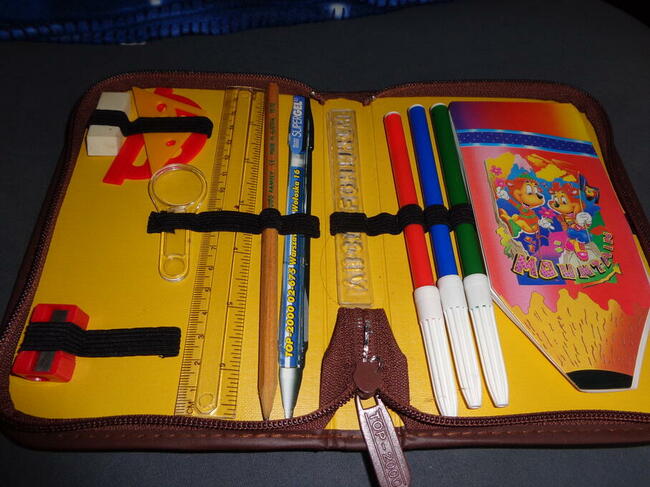 Piórnik nowy z wyposażeniem z pieskami na wierzchu