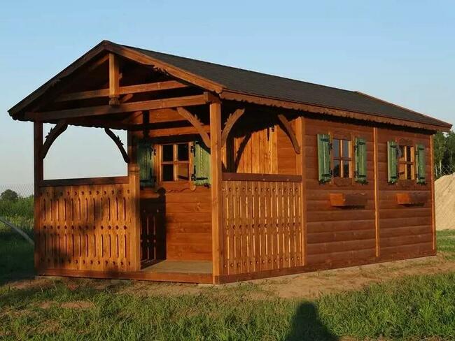 Drewutnia prosta z dachem dwuspadowym pod dachówkę