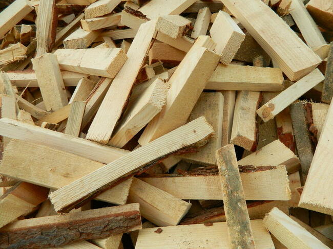 Opał - pocięta zrzyna sosnowa drewno rozpałka węgiel pellet