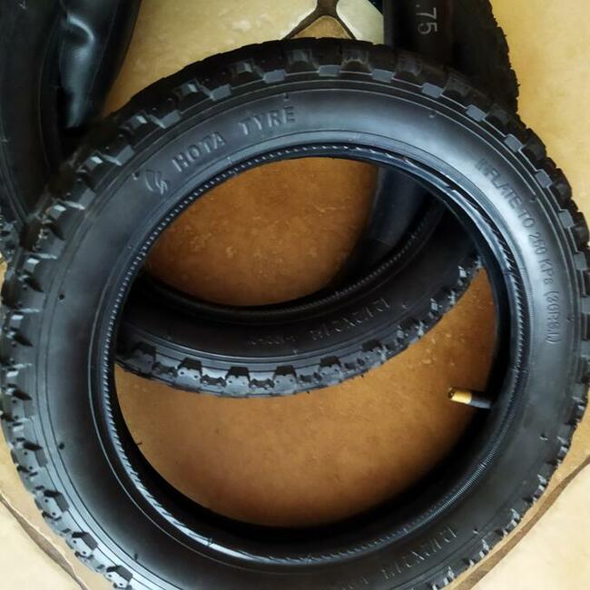 Opony 12 z dętkami.