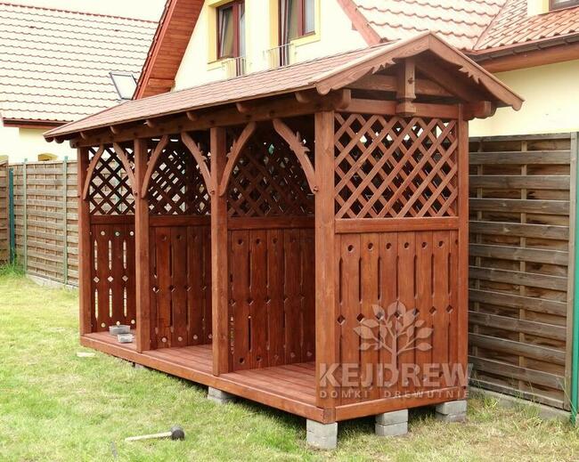 Drewutnia prosta z dachem dwuspadowym pod dachówkę