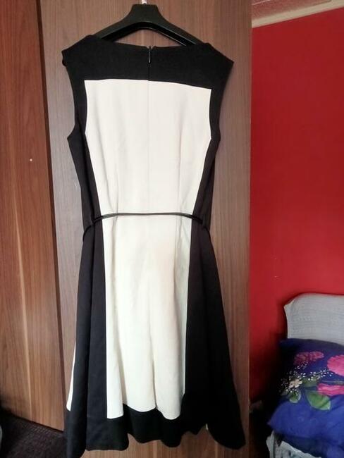 Sukienka biała z paskiem