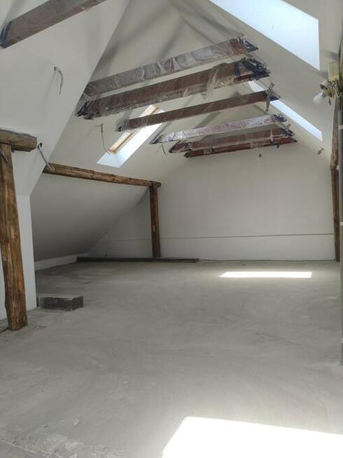 Mieszkanie dwupoziomowe z ogródkiem i miejscem parkingowym.