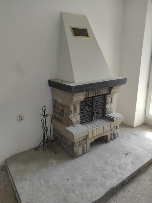 Mieszkanie dwupoziomowe z ogródkiem i miejscem parkingowym.