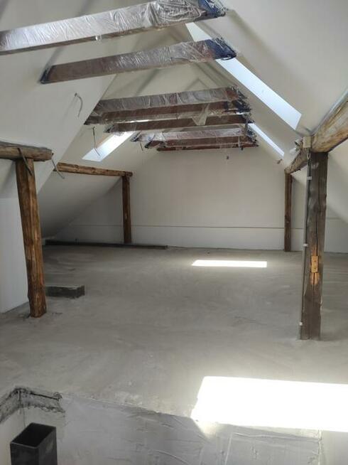 Mieszkanie dwupoziomowe z ogródkiem i miejscem parkingowym.