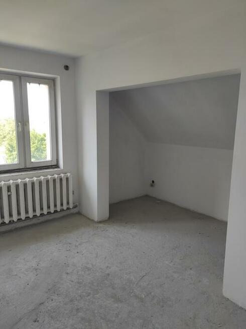 Mieszkanie dwupoziomowe z ogródkiem i miejscem parkingowym.