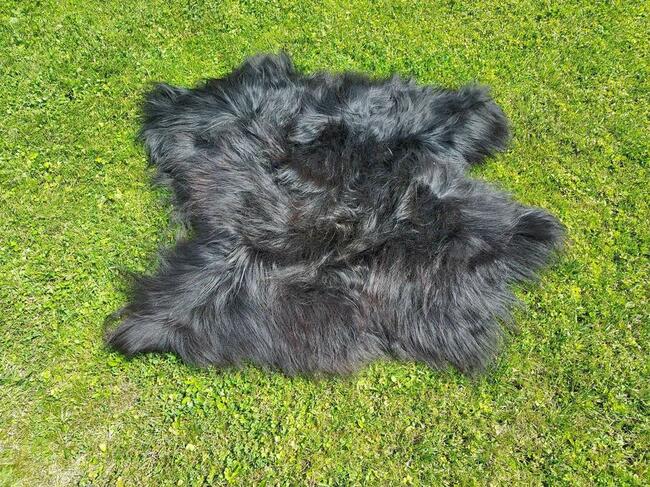 Dywanik z Owczej Wełny Czarne Skóry Naturalne Długi Włos