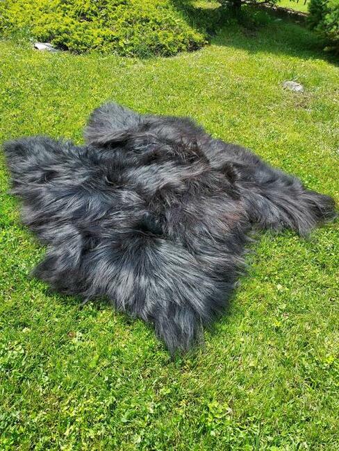 Dywanik z Owczej Wełny Czarne Skóry Naturalne Długi Włos