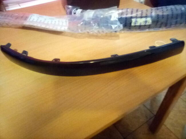 Volvo S60 rok 2006 listwy zderzaka przod stan bdb czarne