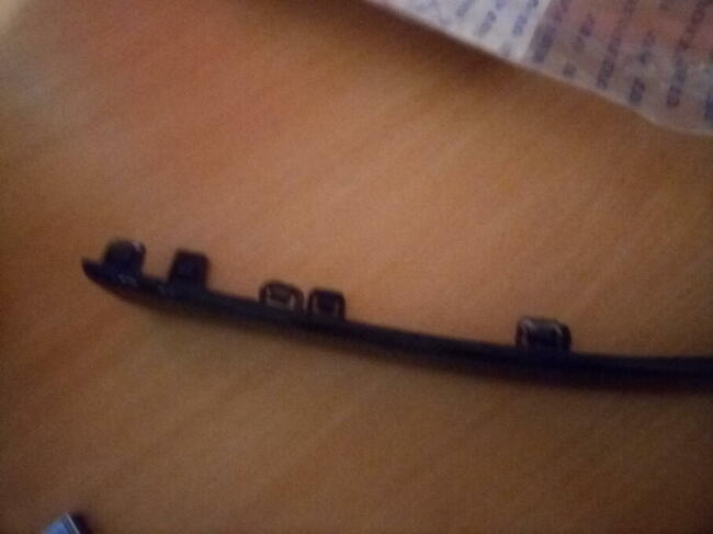 Volvo S60 rok 2006 listwy zderzaka przod stan bdb czarne