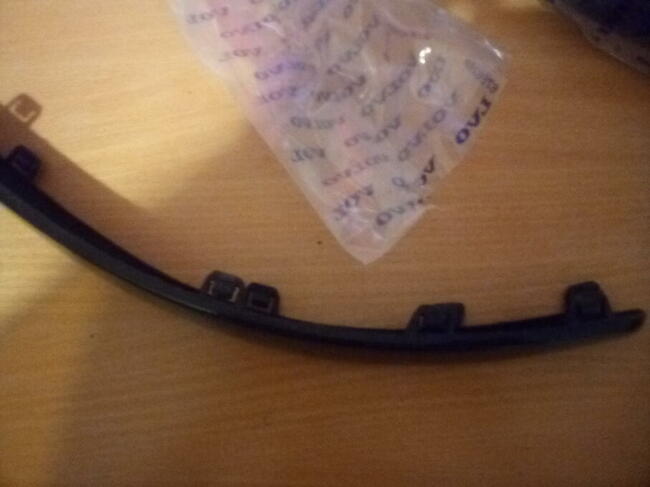 Volvo S60 rok 2006 listwy zderzaka przod stan bdb czarne