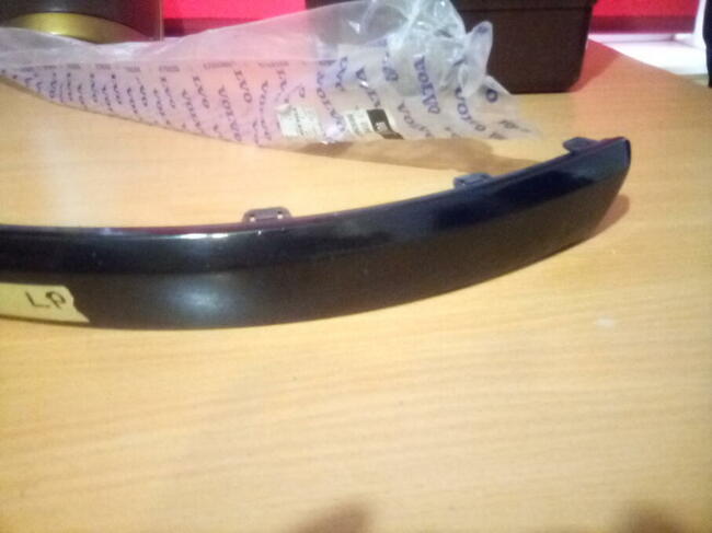 Volvo S60 rok 2006 listwy zderzaka przod stan bdb czarne