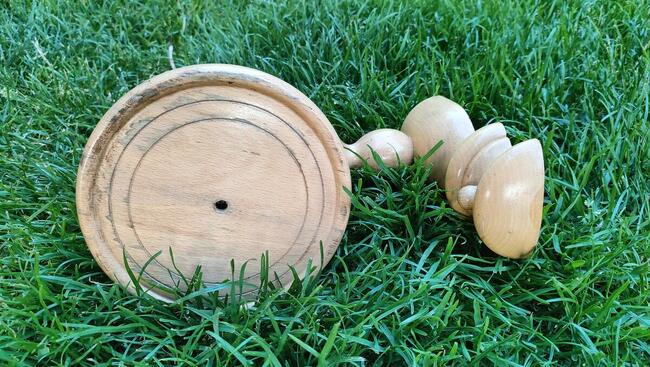 Kwietnik drewniany na ścianę.