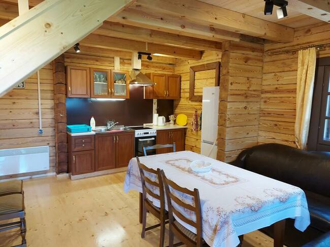 Domek nad jeziorem własna linia brzegowa pomost rower wodny.