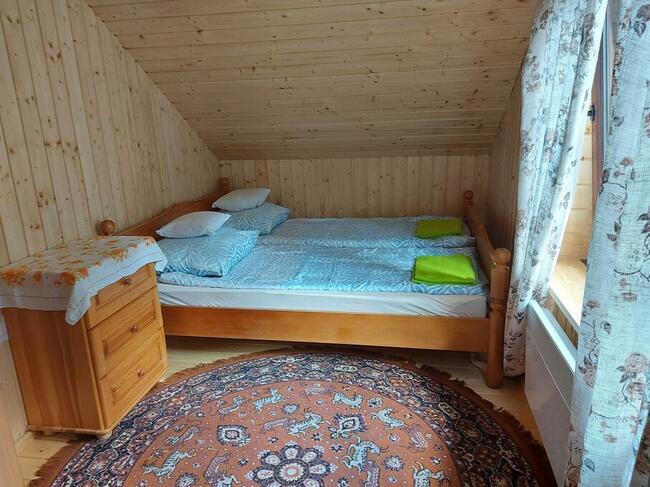 Domek nad jeziorem własna linia brzegowa pomost rower wodny.