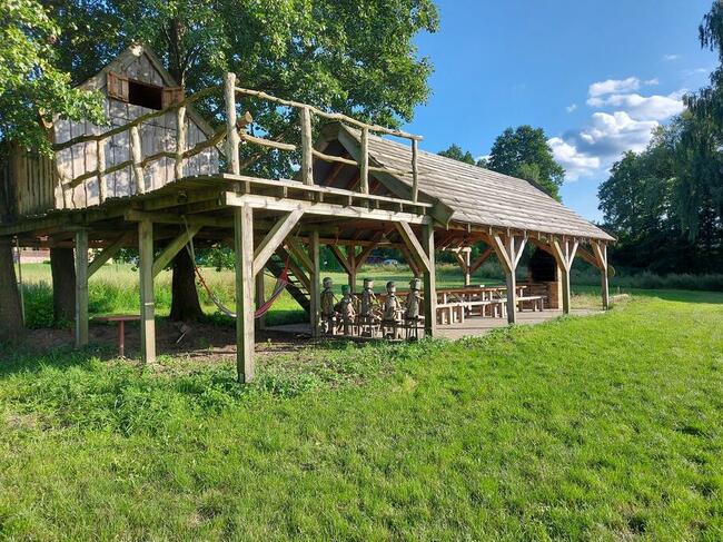 Domek nad jeziorem własna linia brzegowa pomost rower wodny.