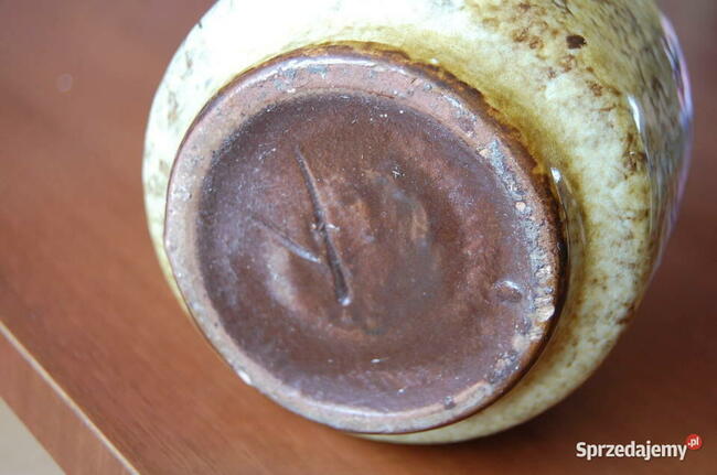 Około 50-letni, ceramiczny dzbanek ręcznie malowany.